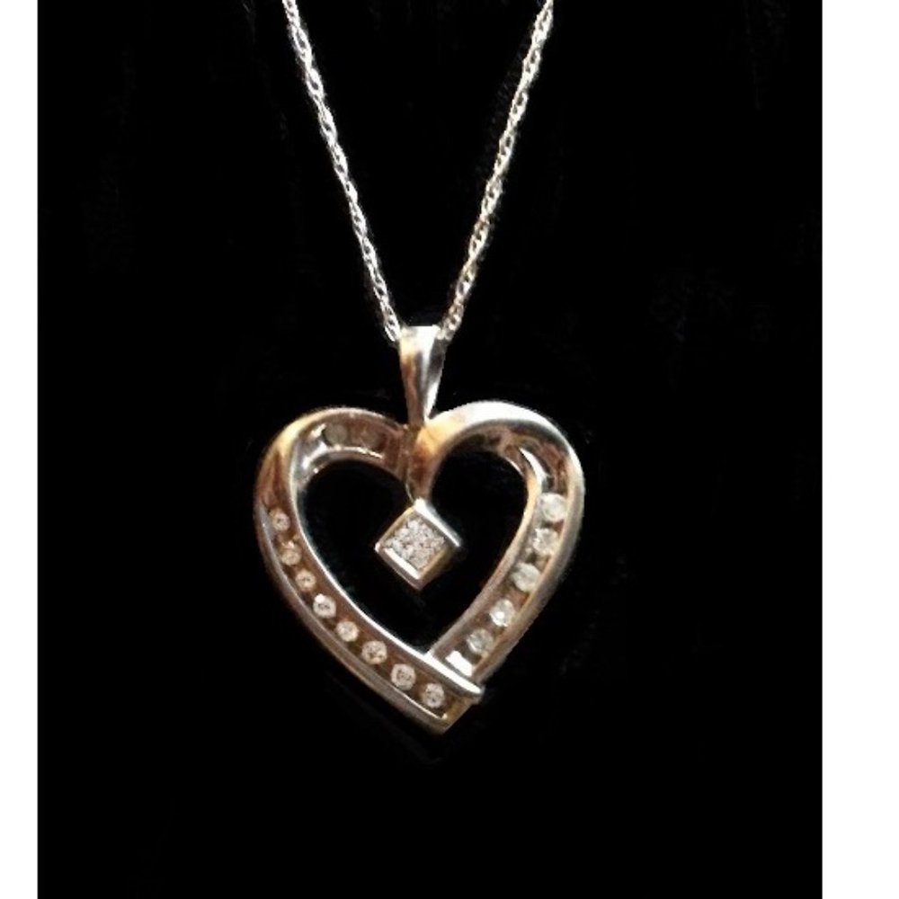 Solid 10K White Gold Genuine Diamonds 0.20CT Heart Pendant Necklace 18"